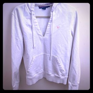 Vineyard Vines- White v-neck hoodie with pouch- M